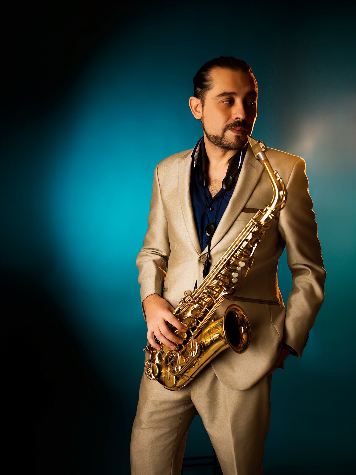 Lucio Caro tocando saxofón