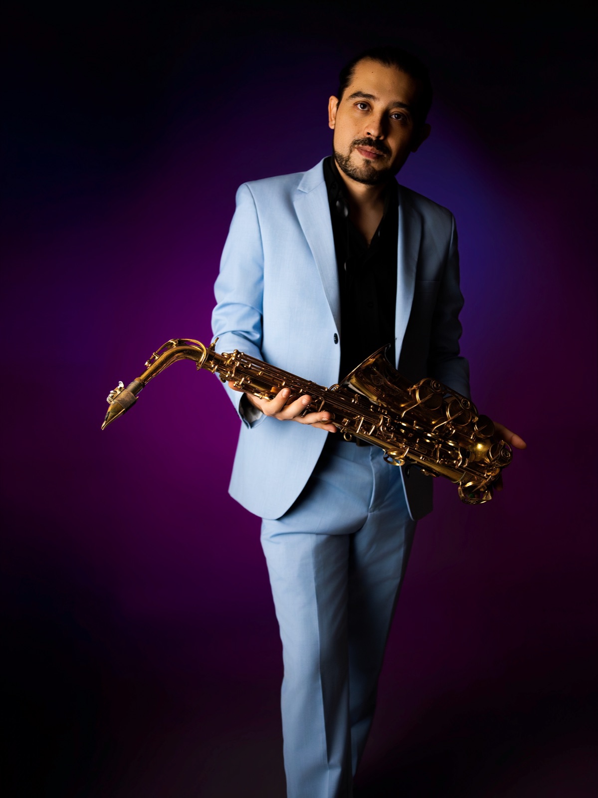 Lucio Caro tocando saxofón